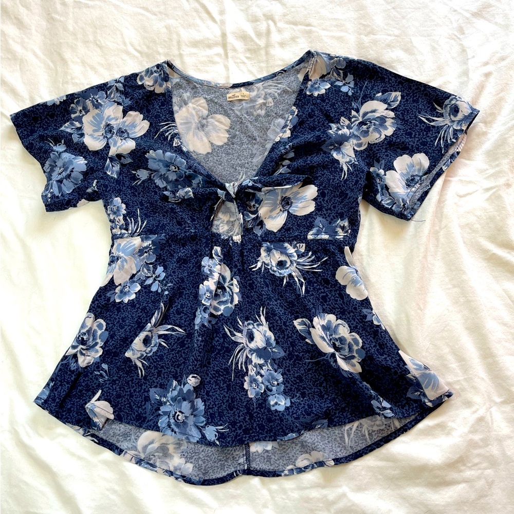 Hollister adorable floral print with tie front short sleeve top